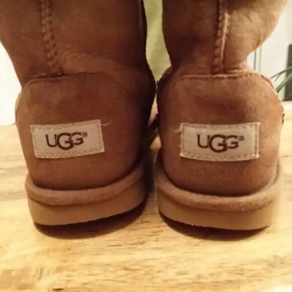 UGG Classic Sheepskin Women's Winter Boots - Size 6 - Picture 2 of 4